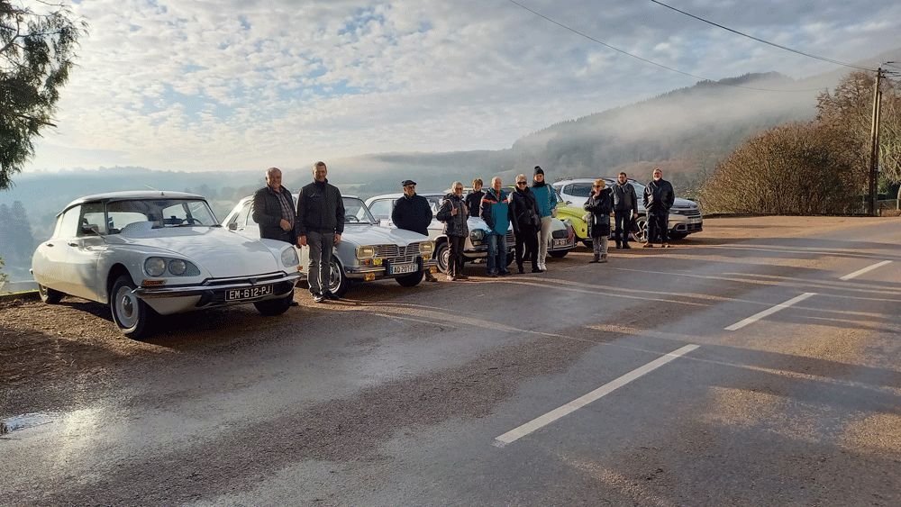 Le groupe pose devant les vehicules