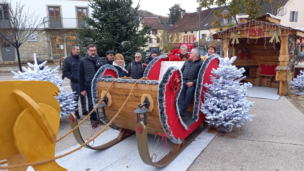 Le groupe vers le traineau du pere noel