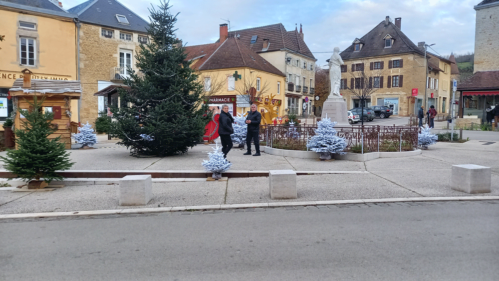 Sur la place de pouilly en auxois