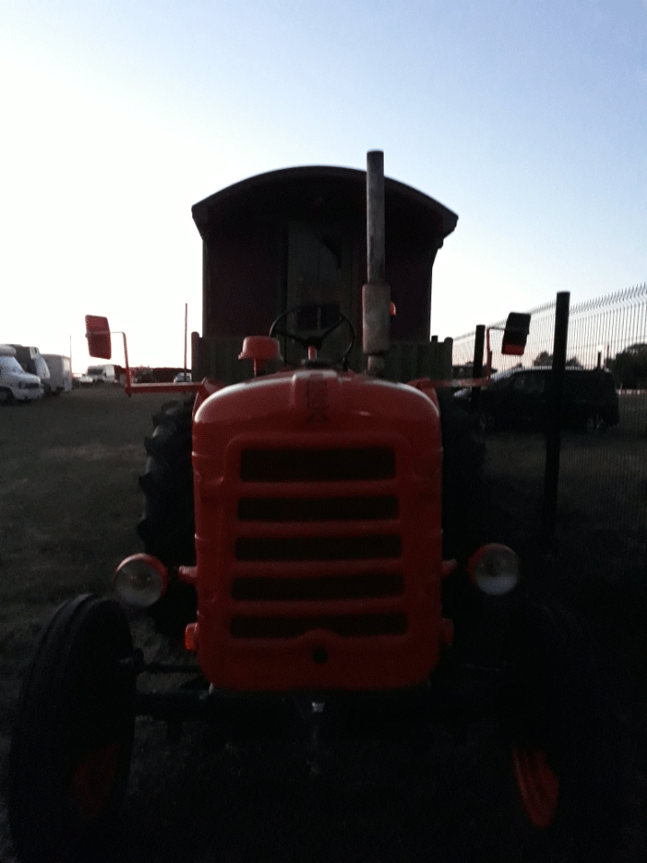 Un vieux tracteur et sa roulotte